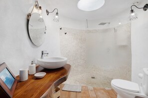 Dusche, Haartrockner, Handtücher
