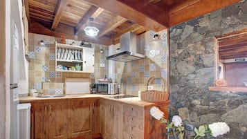 Refrigerador, microondas, parrilla de estufa y cafetera y tetera