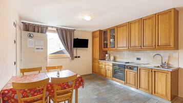 Frigorifero, forno, piano cottura, lavastoviglie