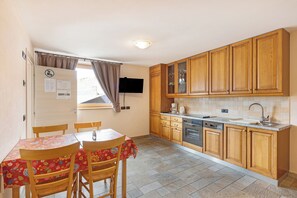 Frigorifero, forno, piano cottura, lavastoviglie