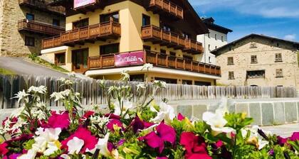 Pet-Friendly Apartment Elena Casa Claudia with Mountain View & Wi-Fi