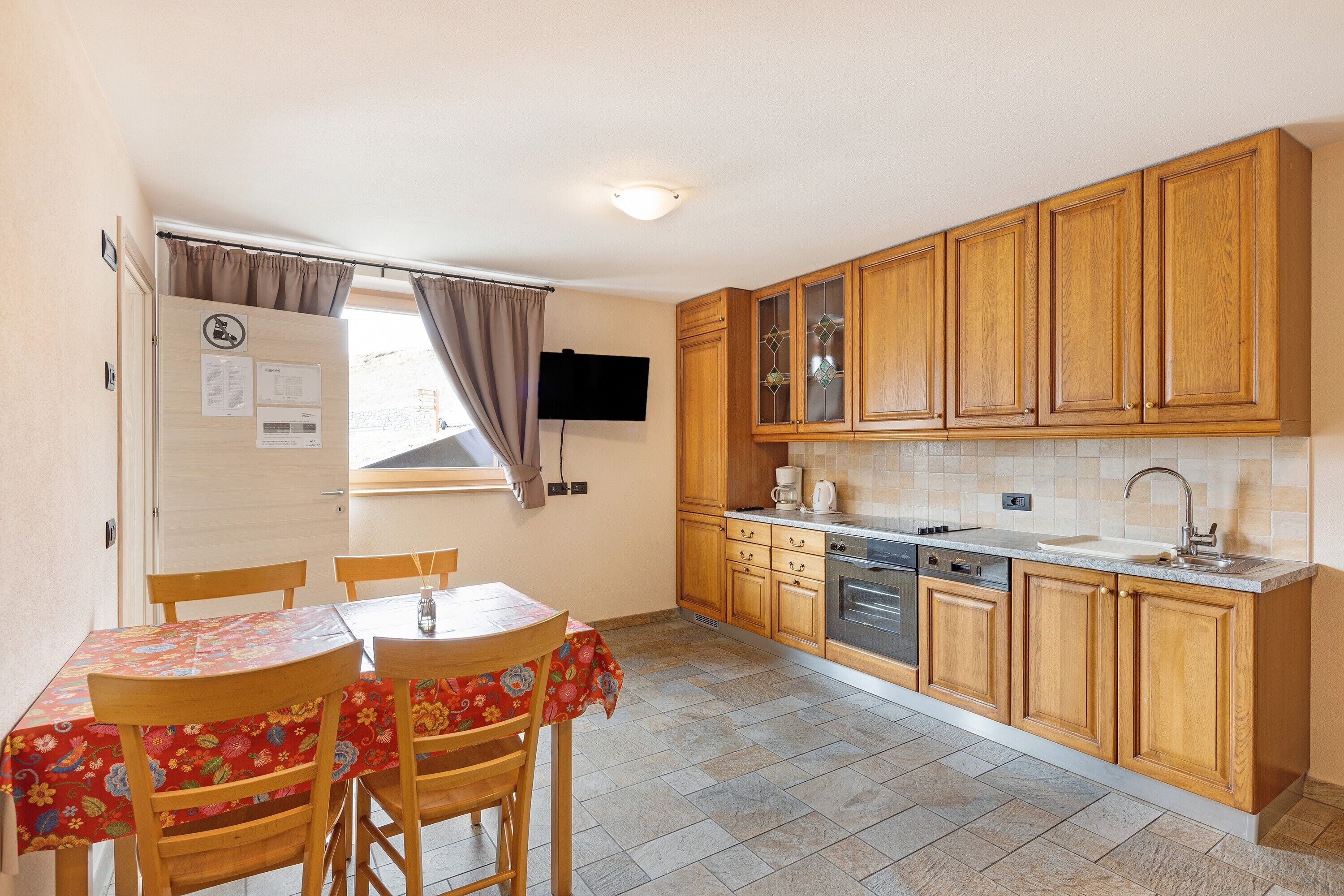 Kylskåp, ugn, spishäll och diskmaskin