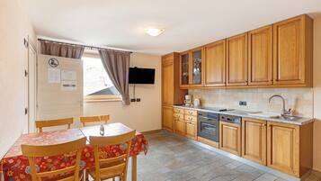 Kylskåp, ugn, spishäll och diskmaskin