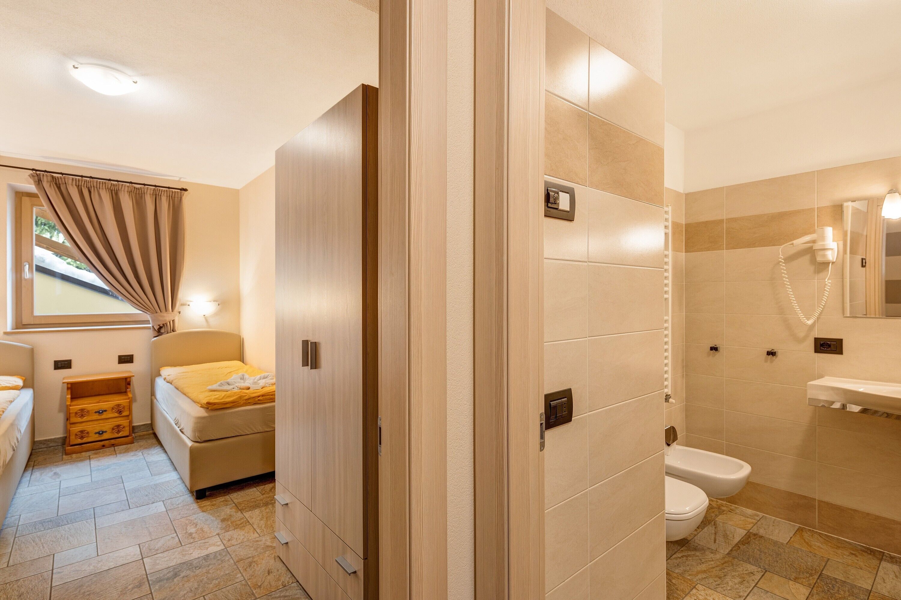 シャワー、ヘアドライヤー、タオル