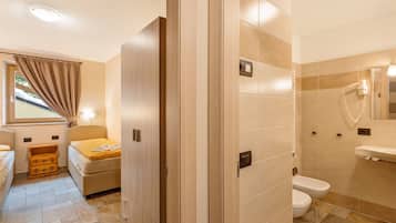 Douche, sèche-cheveux, serviettes fournies