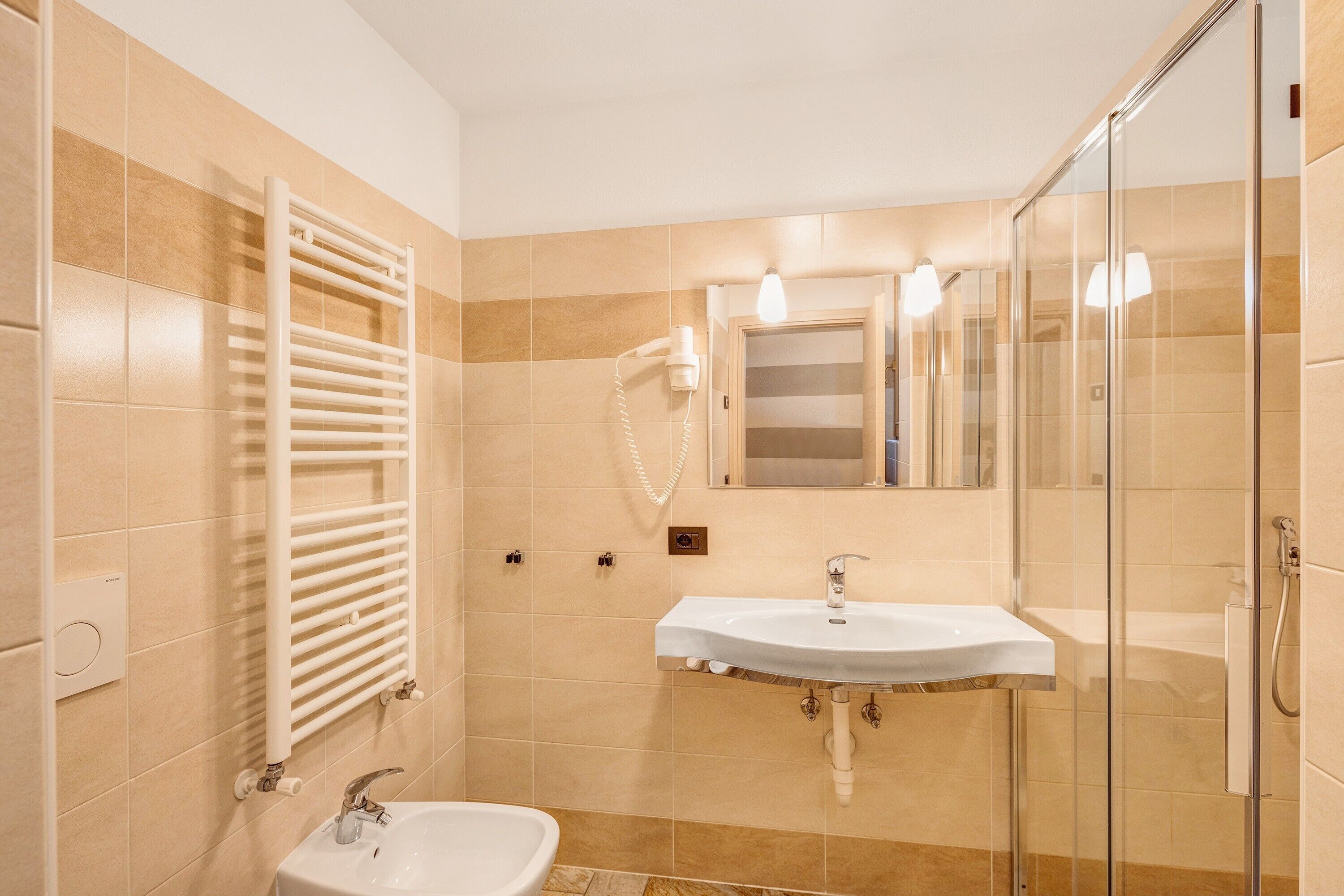 Dusch, hårtork och handdukar