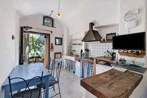 Refrigerador, microondas, parrilla de estufa y cafetera y tetera 