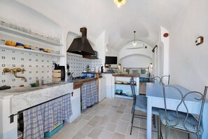 Réfrigérateur, micro-ondes, plaque de cuisson, cafetiÚre/bouilloire