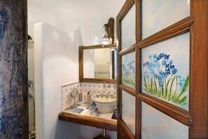 Shower, free toiletries, hair dryer, towels - Apartment 'Ulivo' with Sea View, Shared Terrace, and Wi-Fi (finale ligure)