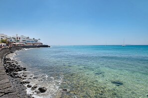 On the beach - Vacation Apartment 'La Estrella II' with Sea View, Wi-Fi and Air Conditioning (Yaiza)
