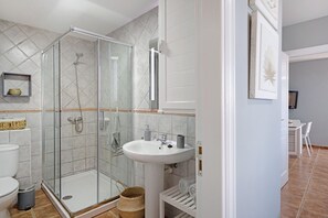 Dusche, Haartrockner, Handtücher