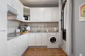 Fridge, microwave, oven, stovetop - Apartment 'La Estrella II' with Sea View, Terrace & Wi-Fi (Playa Blanca)