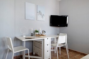 Dining - Apartment 'La Estrella II' with Sea View, Terrace & Wi-Fi (Playa Blanca)