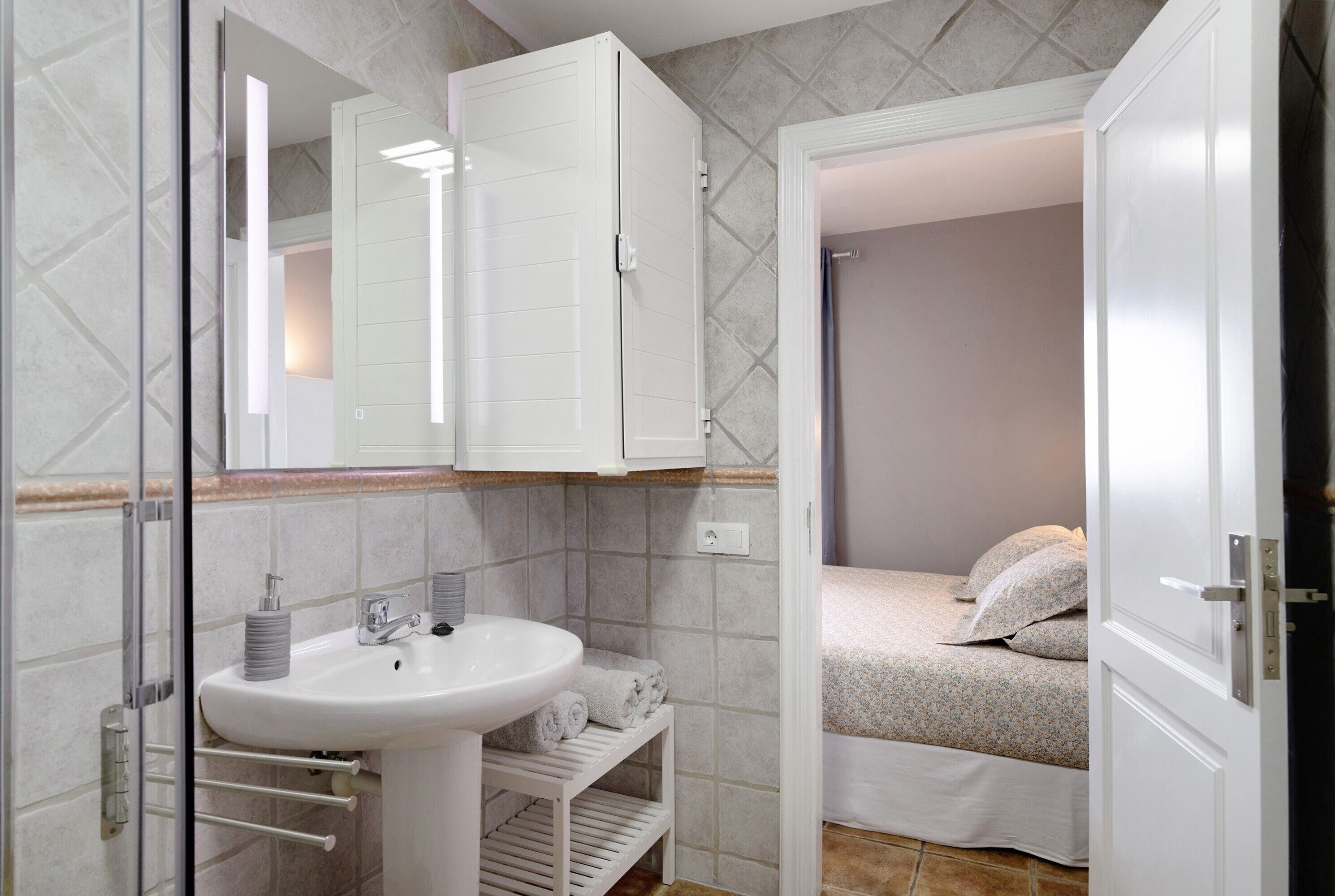 1 habitación, tabla de planchar con plancha, wifi gratis y ropa de cama 