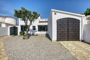Exterior - Holiday Home 'Villa Tordera' with Garden and A/C (Empuriabrava)