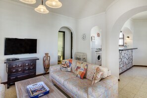 TV - Holiday Home 'Villa Tordera' with Garden and A/C (Empuriabrava)