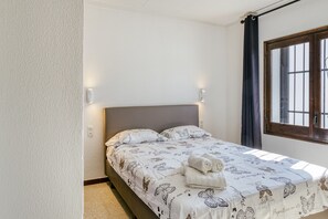 3 bedrooms, iron/ironing board, bed sheets - Holiday Home 'Villa Tordera' with Garden and A/C (Empuriabrava)