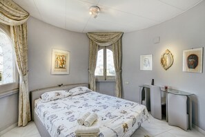 3 bedrooms, iron/ironing board, bed sheets