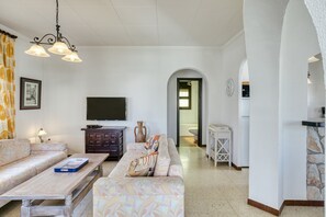 TV - Holiday Home 'Villa Tordera' with Garden and A/C (Empuriabrava)