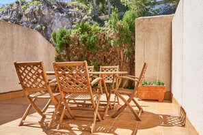 Outdoor dining - Apartment 'Las Lomas de Marina del Este' with Sea Views, Terraces, Shared Pool and Wi-Fi (Almuñecar)