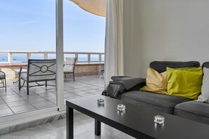 TV - Apartment 'Las Lomas de Marina del Este' with Sea Views, Terraces, Shared Pool and Wi-Fi (Almuñecar)