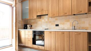 Fridge, oven, stovetop, coffee/tea maker