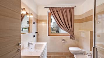 Ducha, secador de pelo y toallas