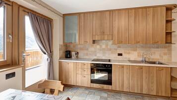 Fridge, oven, stovetop, coffee/tea maker