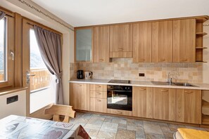 Frigorifero, forno, piano cottura, macchina per tè/caffè