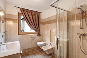 Shower, hair dryer, towels - Pet-Friendly Apartment 'Sandra Casa Claudia' with Mountain View (Livigno)
