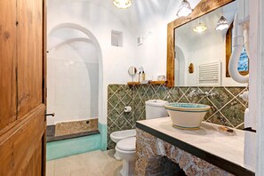 Douche, sèche-cheveux, serviettes fournies