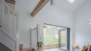 Cottage (2 Bedrooms) | Khu phòng khách | Smart TV 32-inch có truyền hình cáp, TV, lò sưởi