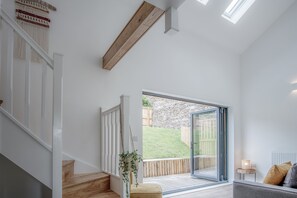 Cottage (2 Bedrooms) | Living area