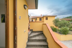 Property grounds - Apartment 'Bilocale Pendolino' with Balcony, Shared Pool & Wi-Fi (Suvereto)