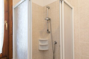 Suihku, hiustenkuivaaja, pyyhkeet