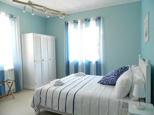 3 habitaciones, tabla de planchar con plancha y cuna de viaje 