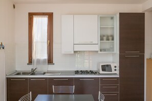 Frigorifero, forno, piano cottura, lavastoviglie