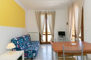 TV - Apartment 'Bilocale Olivastra' with Balcony, Shared Pool & Wi-Fi (Suvereto)