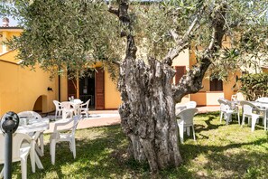 Outdoor dining - Apartment 'Bilocale Olivastra' with Balcony, Shared Pool & Wi-Fi (Suvereto)