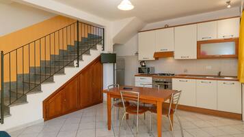 Frigorifero, forno, piano cottura, lavastoviglie