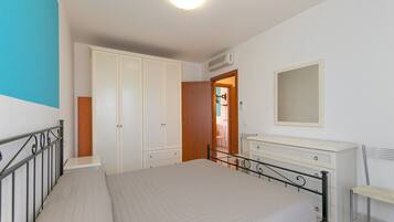 1 bedroom, free WiFi, bed sheets