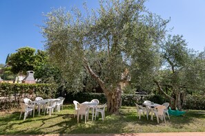 Outdoor dining - Apartment 'Bilocale Ansonica' with Balcony, Shared Pool & Wi-Fi (Suvereto)