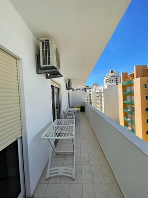 Outdoor dining - Apartment 'Beachfront T1' with Balcony & Wi-Fi (Armação de Pêra)