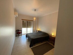 1 bedroom, iron/ironing board, free WiFi, bed sheets - Apartment 'Beachfront T1' with Balcony & Wi-Fi (Armação de Pêra)