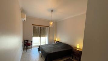 1 habitación, tabla de planchar con plancha, wifi gratis y ropa de cama