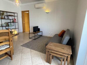 TV - Apartment 'Beachfront T1' with Balcony & Wi-Fi (Armação de Pêra)