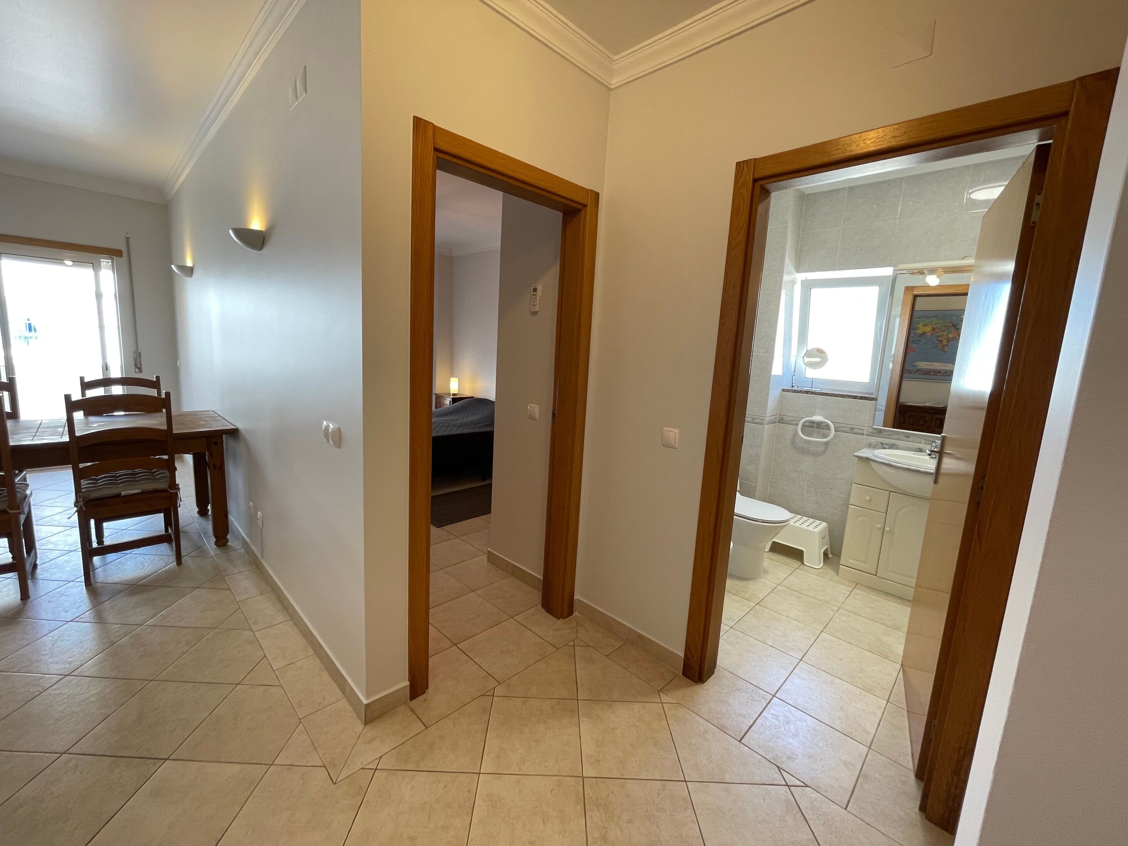 1 habitación, tabla de planchar con plancha, wifi gratis y ropa de cama 