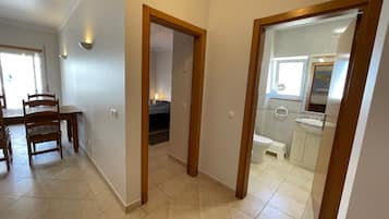 1 habitación, tabla de planchar con plancha, wifi gratis y ropa de cama