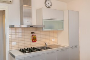 Fridge, oven, stovetop, dishwasher - Apartment 'Trilocale Leccino' with Terrace, Shared Pool & Wi-Fi (Suvereto)
