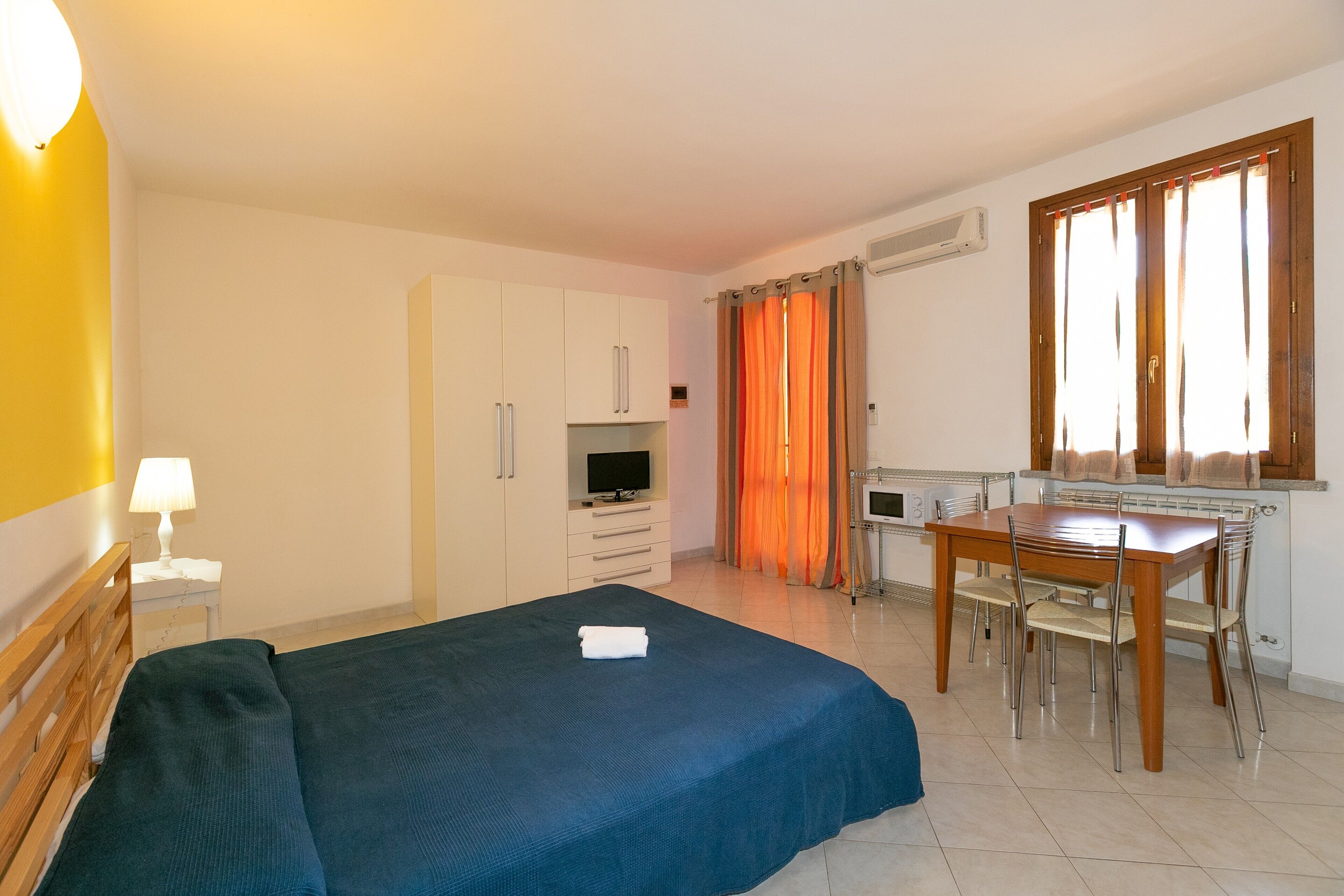 1 quarto, Wi-Fi de cortesia, roupa de cama